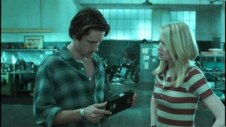 Rachel Keller (Naomi Watts) and Noah (Martin Henderson) examine Samara's cursed tape in The Ring (2002)