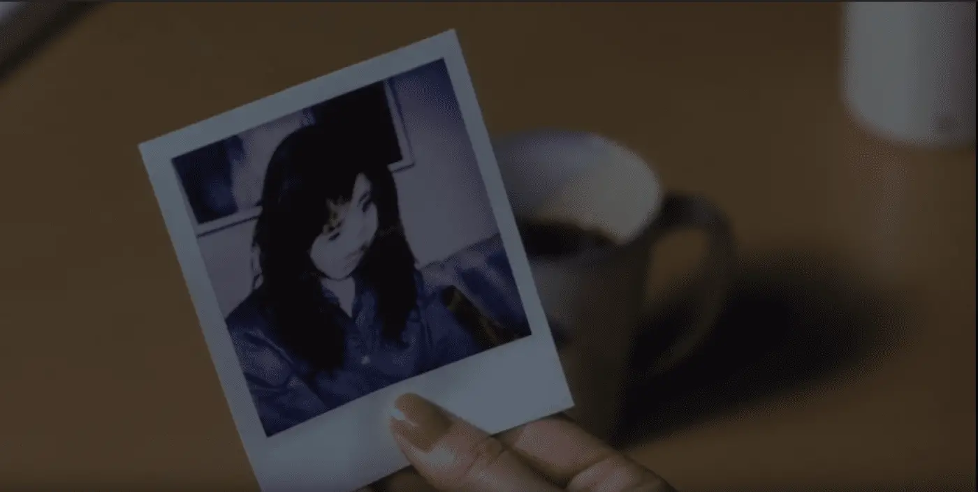 Asakawa's face appears distorted in photographs after she watches the tape in Ringu (1998)