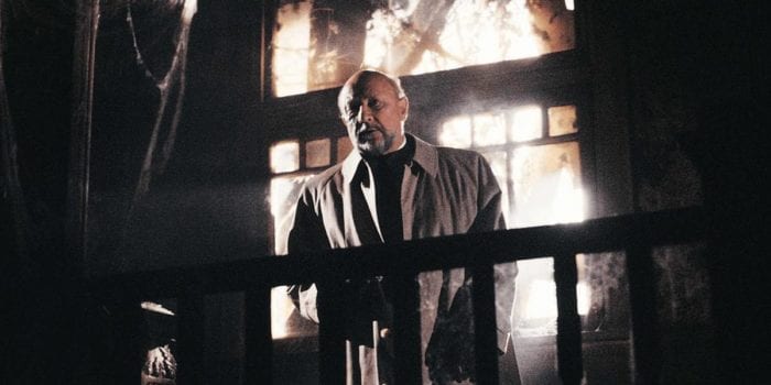 Old psychiatrist Dr. Loomis stands in the middle of the rundown, abandoned Myers house.