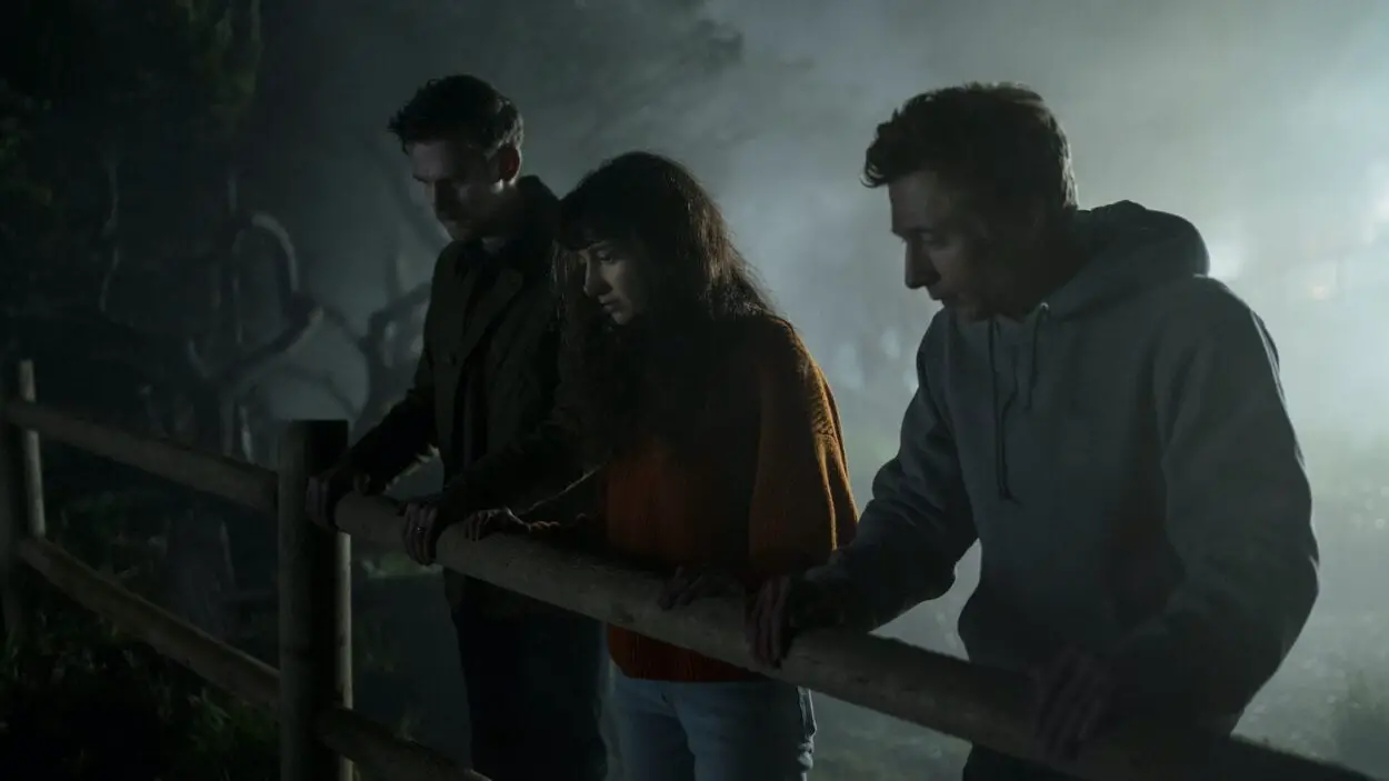 Charlie (Dan Stevens), Mina (Sheila Vand) and Josh (Jeremy Allen White) looking over a fence on a cliff at night.
