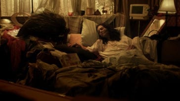 Anni Finsterer as Grace, facing death with the help of her "death midwife"