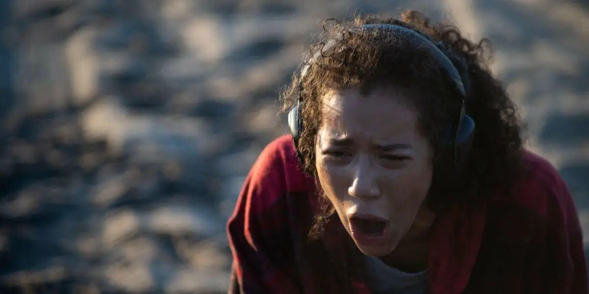 Jasmin Savoy Brown as Alexis, experiencing the Sound of Violence