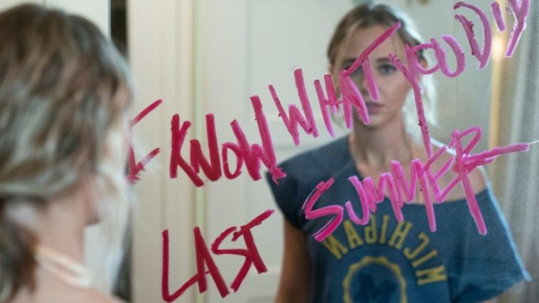 Lennon stands in front of her mirror, it reads "I Know What You Did Last Summer"
