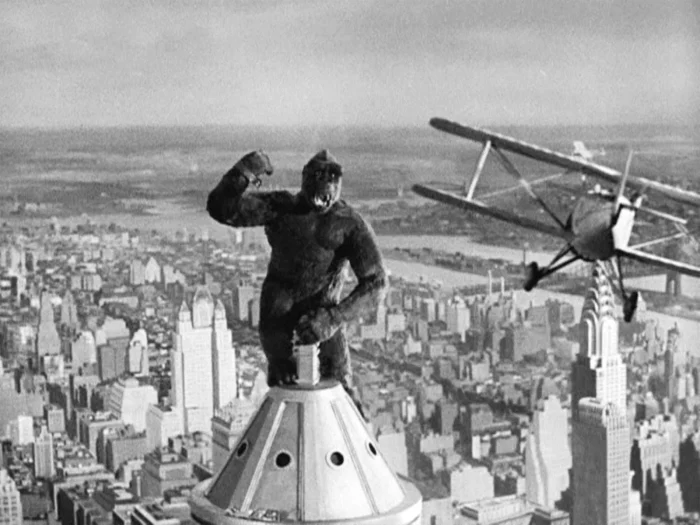 Kong fighting planes on the Empire State Building