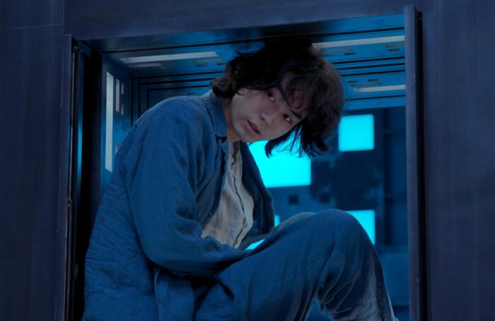 Goto sits in between two cubes, while debating whether or not to go into the next room