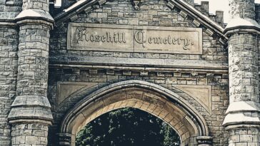 Joliet-limestone archway entrance to Chicago's Rosehill Cemetery. Image courtesy of author.